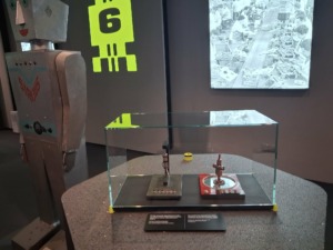 KTU muziejuje saugomi pirmieji pasaulyje pjezoelektriniai robotai, sukurti 1980 m. KPI, parodoje „Ateities trajektorijos“, 2026 m. (A. Veilentienės nuotr.)