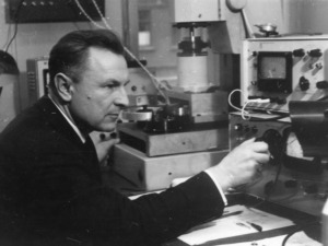 Kazimieras Ragulskis (1926–2023) – „Vibrotechnikos“ mokslo centro vadovas, Virpesių mechanikos ir technikos mokslo mokyklos įkūrėjas. (KTU fotoarchyvas)