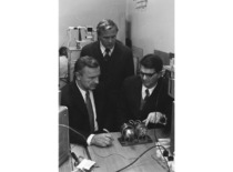 K. Ragulskis, P. Varanauskas ir R. Bansevičius analizuoja mikrovariklius, 1972 m. (KTU fotoarchyvas)