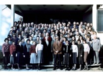 &bdquo;Vibrotechnikos&ldquo; mokslinio centro kolektyvas su moksliniu vadovu prof. K. Ragulskiu ant pastato laiptų, 1989 m. (Prof. K. Ragulskio &scaron;eimos archyvas)