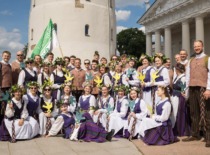 KTU akademinis choras &bdquo;Jaunystė&ldquo; su vadove D. Beinaryte Dainų &scaron;ventėje Vilniuje, 2024 m. (Choro &bdquo;Jaunystė&ldquo; archyvas)